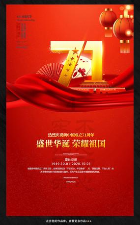 俩卖草莓摊主疑因价格起冲突，当街拿盆互相泼草莓，路人在旁狂捡：怪可惜的