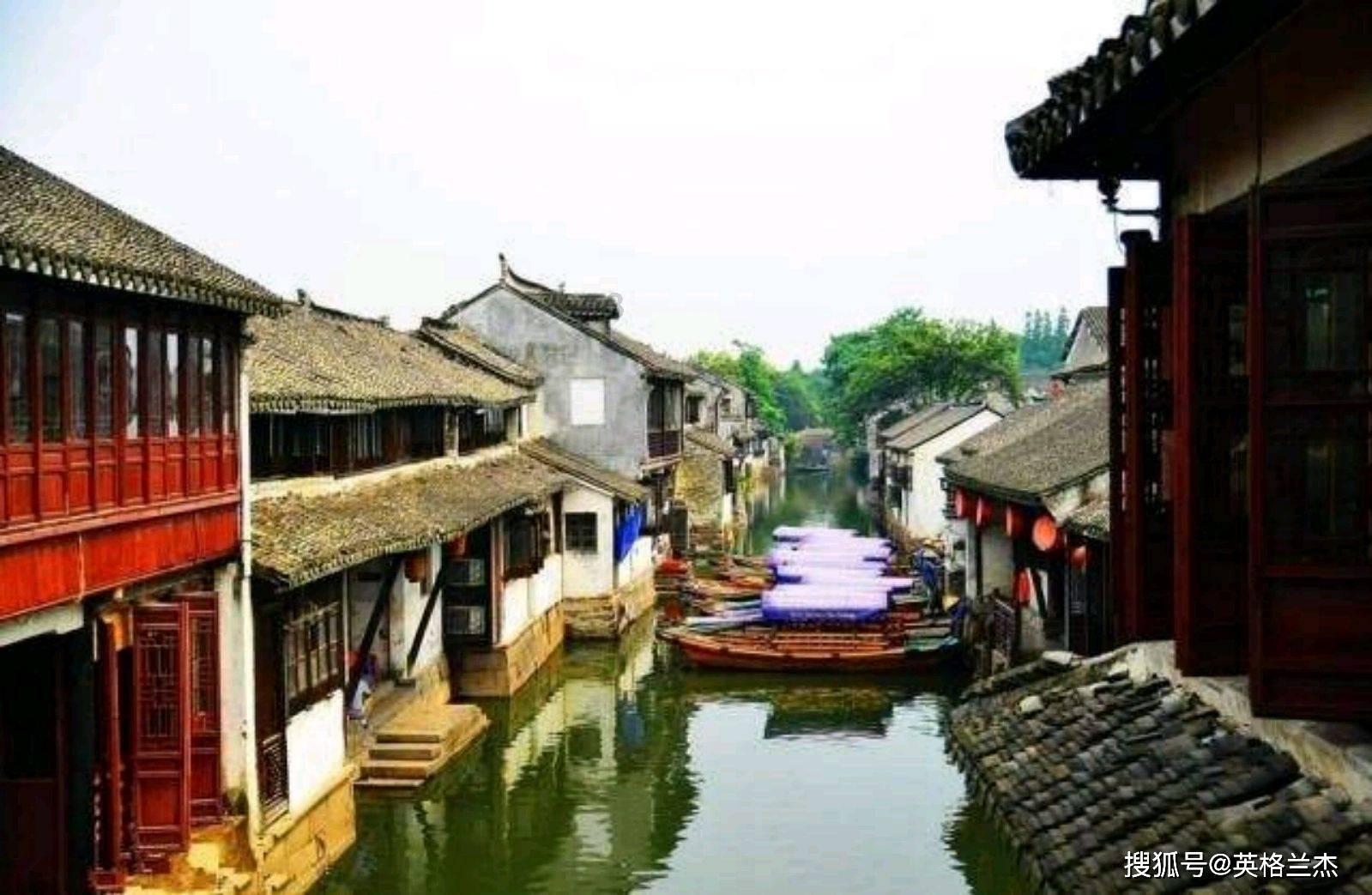 老师带学生们一起跳舞轻松又愉快