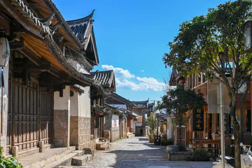 超有爱瞬间!师傅高空作业时隔窗逗娃(来源:长沙政法频道)